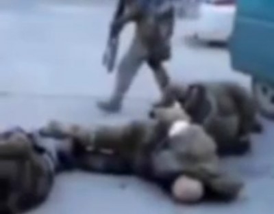 Ukrainian Soldiers Shot Russian Prisoners On War On Thier Legs - LiveGore.com 