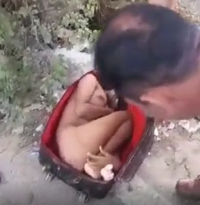 Dead Naked Body Found In Suitcase Somewhere In India - LiveGore.com