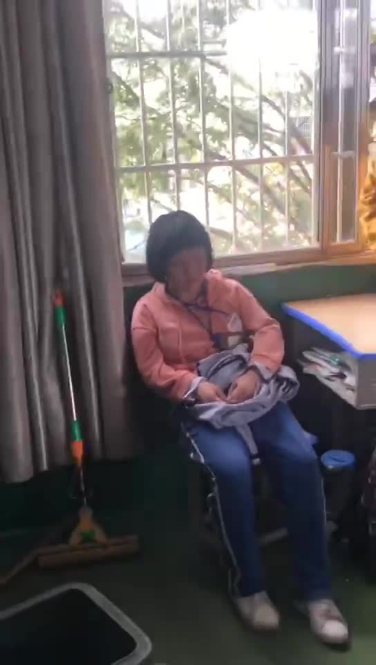 Crying Asian Girl Bullied In Class - LiveGore.com 