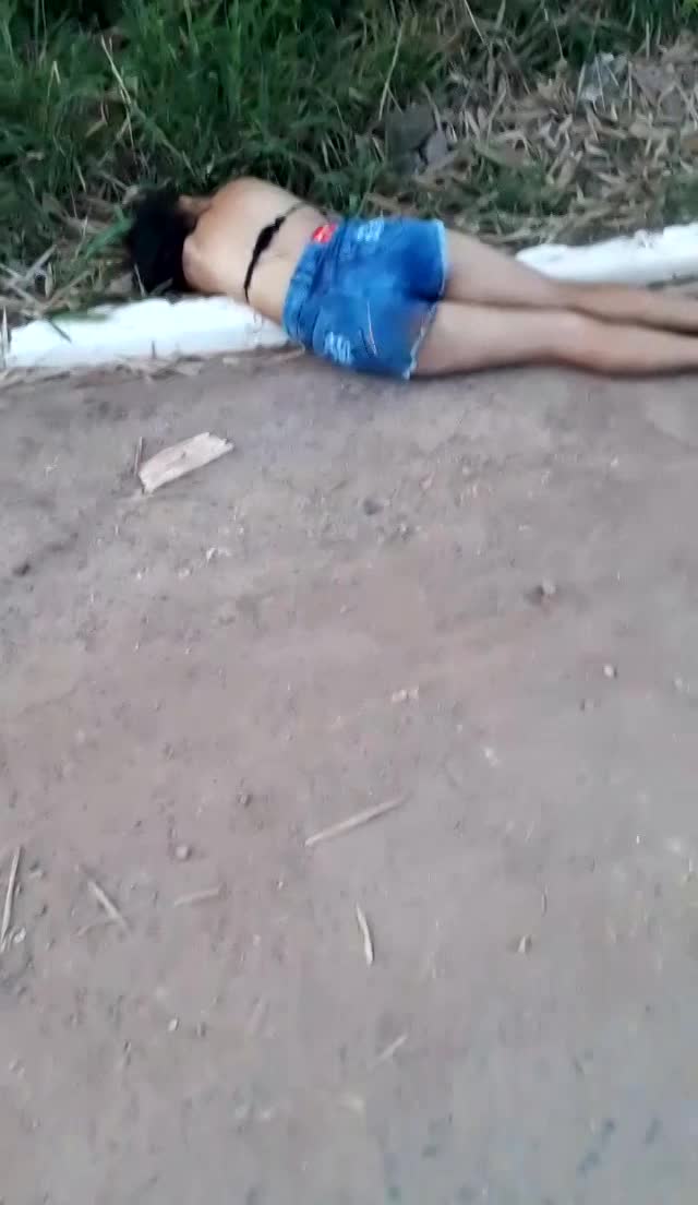Dead Woman Found Next to the Road - LiveGore.com