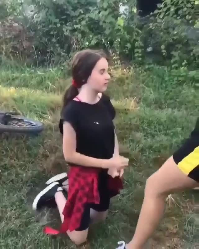 Girl getting bullied - LiveGore.com