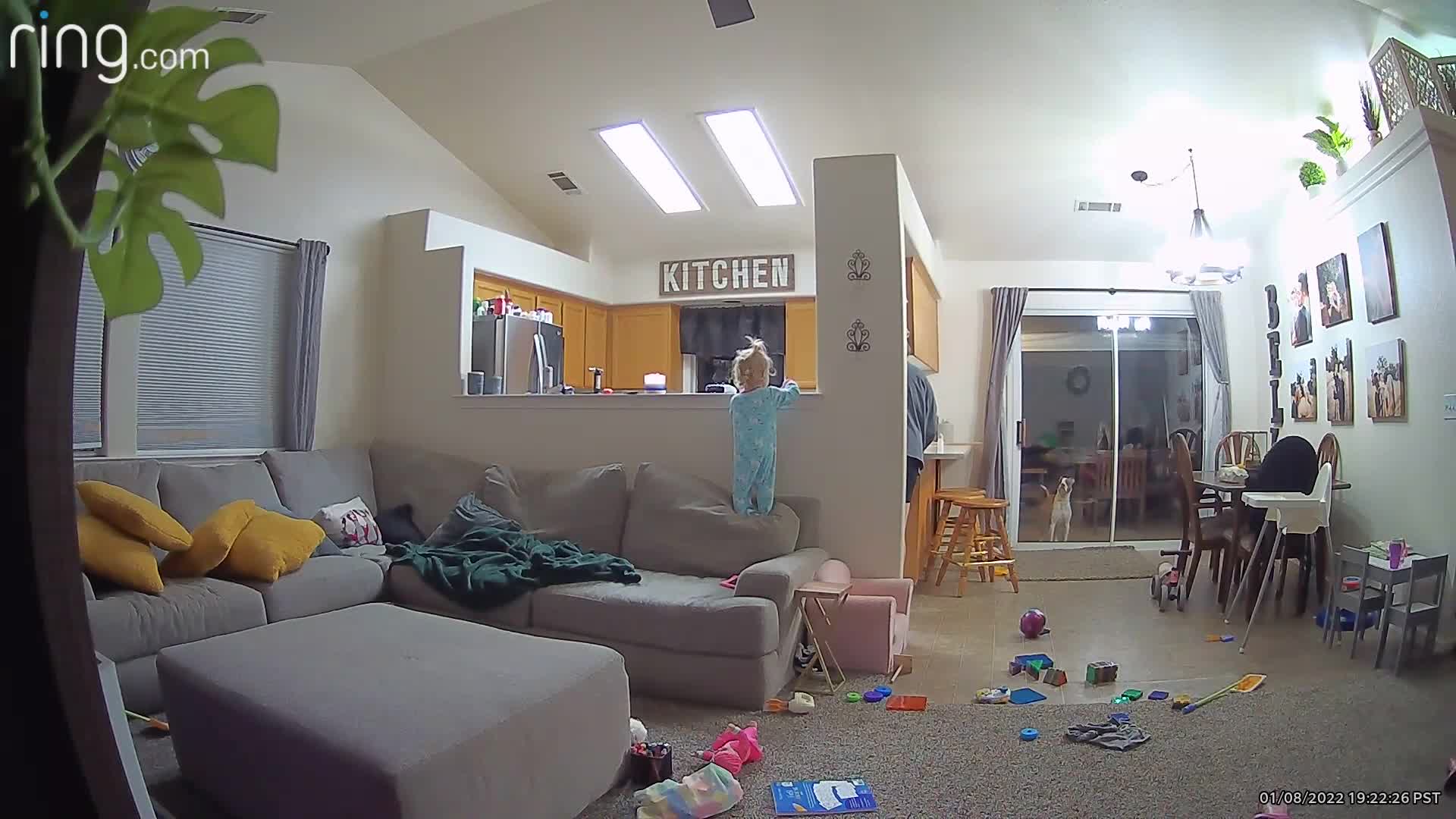 Little girl stands on top of couch then falls off and faceplants on the floor (Security camera) - LiveGore.com 