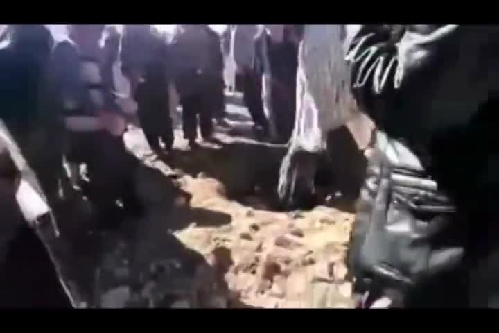 BARBARIC! WOMAN BRUTALLY STONED TO DEATH IN A HOLE BY SAVAGE CROWD - LiveGore.com 