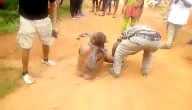 NAKED FEMALE CRIMINAL TIED AND BEATEN UP IN AFRICA - LiveGore.com 