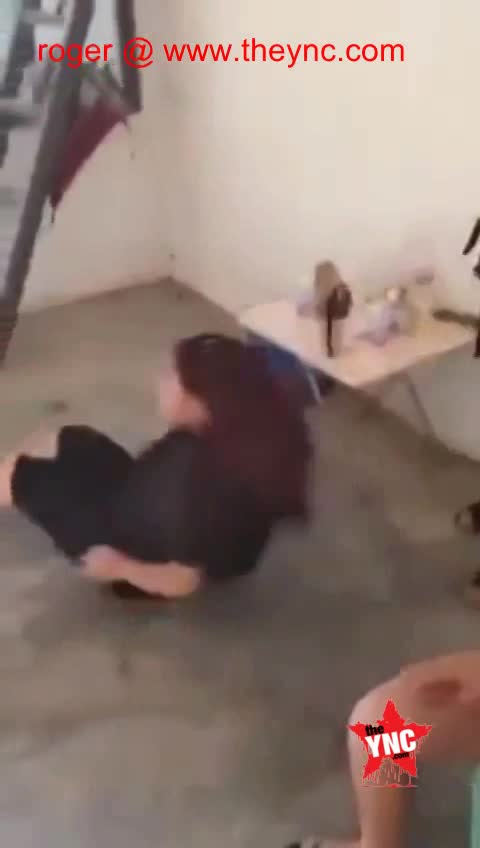 GIRL SCHOOL BULLIES BEAT UP THERE VICTIM IN GUANGDONG - LiveGore.com