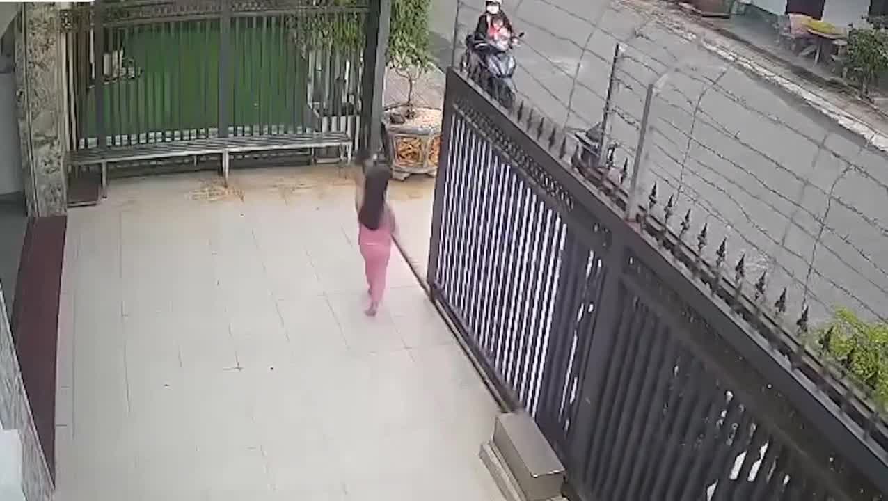 Little girl vs gate - LiveGore.com