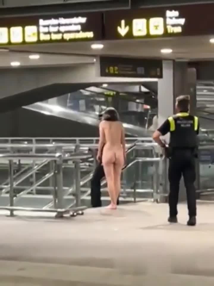Naked Woman Runs Away From Police At Airport - LiveGore.com