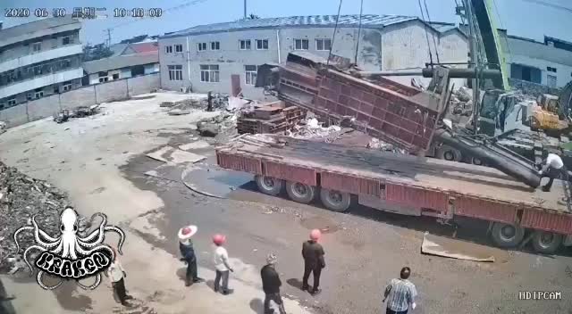 WORKER DIES IN CRANE FREAK ACCIDENT IN CHINA - LiveGore.com 