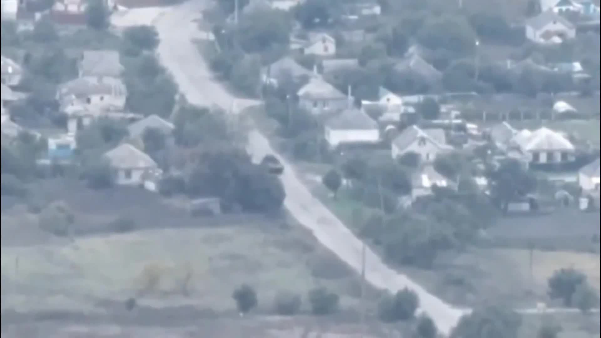 Russian BMP with soldiers riding on top gets ambushed by Ukrainian BMP while attempting to retreat from Lyman - LiveGore.com