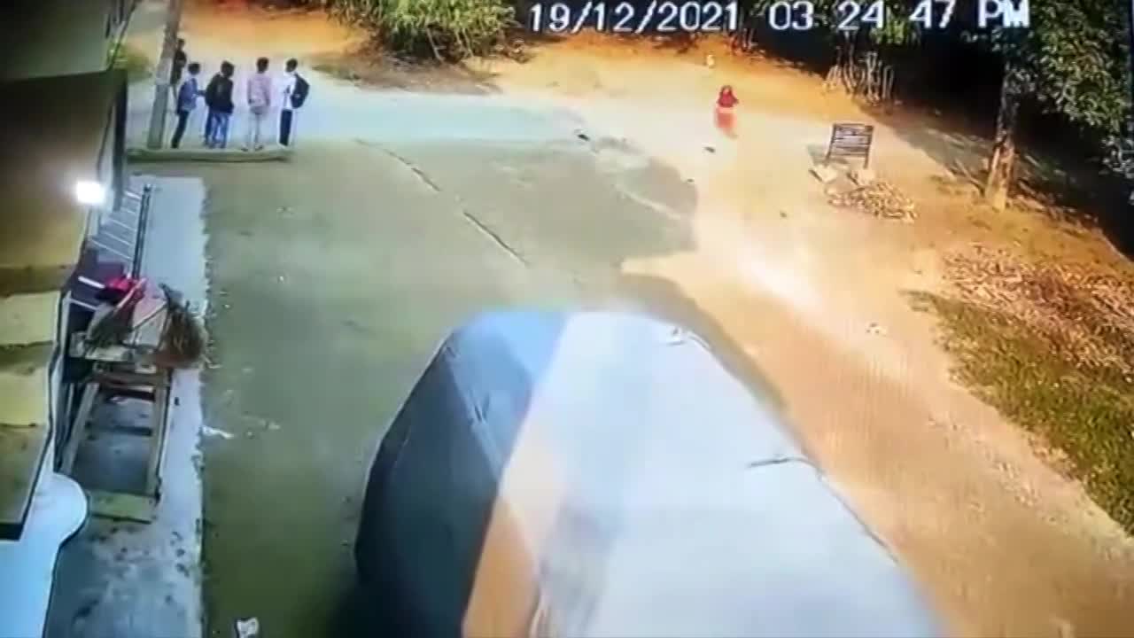 Teenager girl gets stab by man resisting sexual assault in India - LiveGore.com 