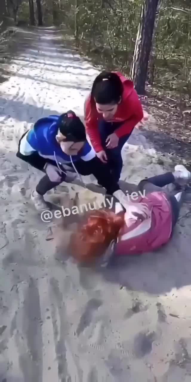 uncensored(無修正) VIDEO! RUSSIAN GIRLS FIGHTING BEATING INNOCENT GIRL - LiveGore.com 