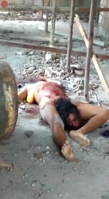 LOST HER FUCKING HEAD IN THE FAVELA - LiveGore.com