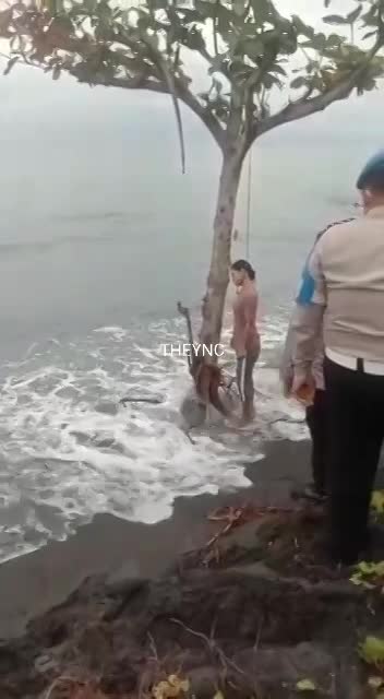 Girl Hanging Herself At The Beach - LiveGore.com