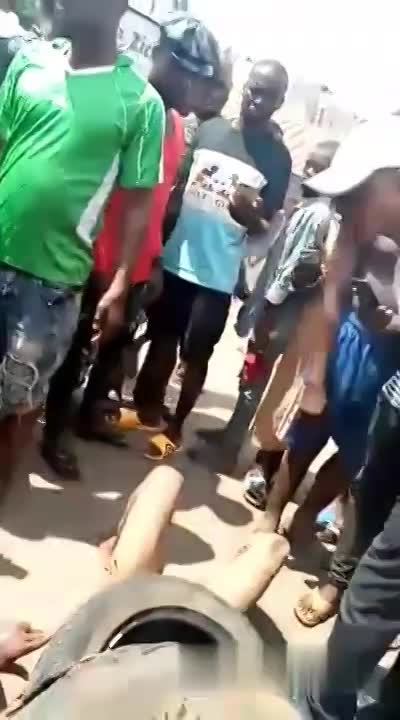 Alleged Rapist Burned Alive By Mob In Nigeria - LiveGore.com 