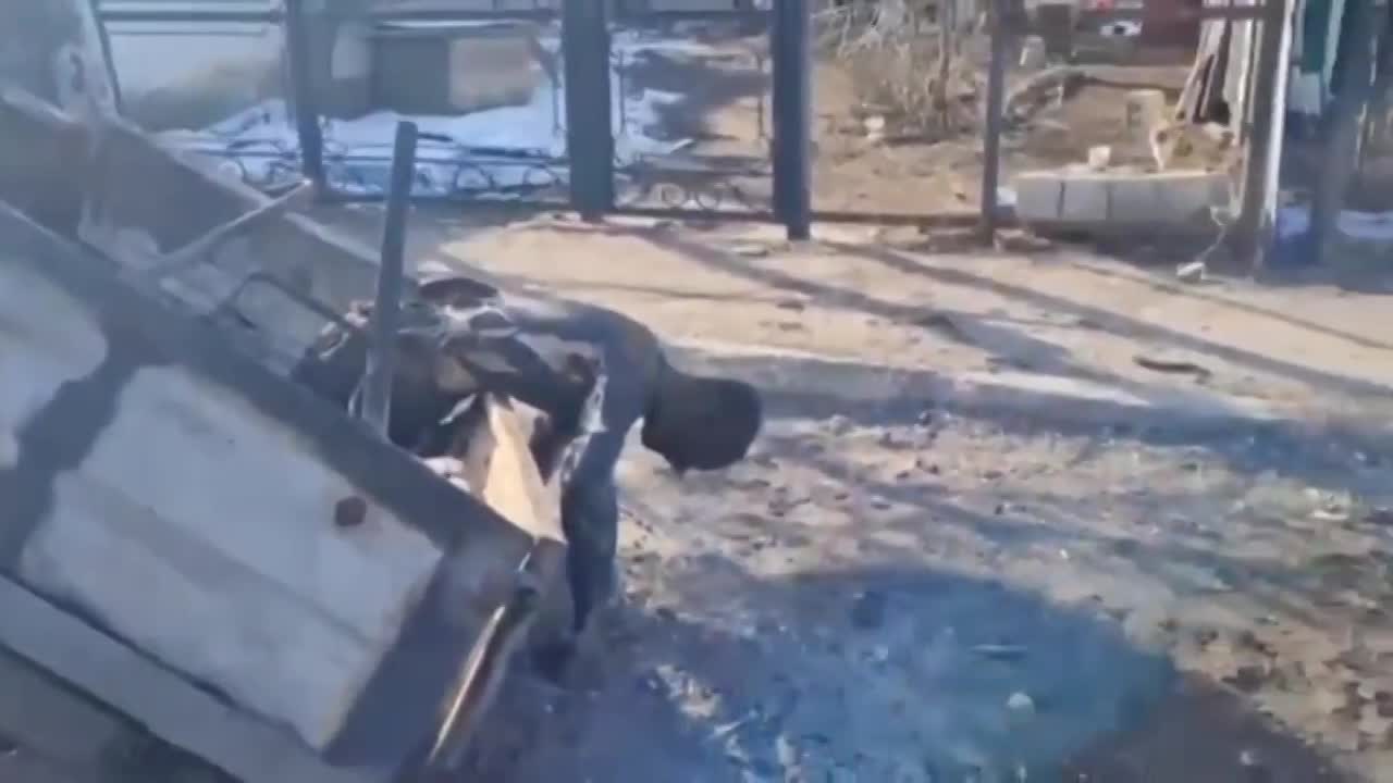 Bodies Of Ukrainian Soldiers Scattered On The Road - LiveGore.com 