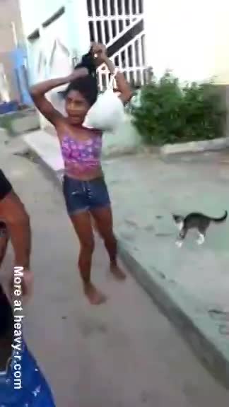YOUNG BRAZILIAN GIRL BEATEN IN THE STREETS - LiveGore.com 