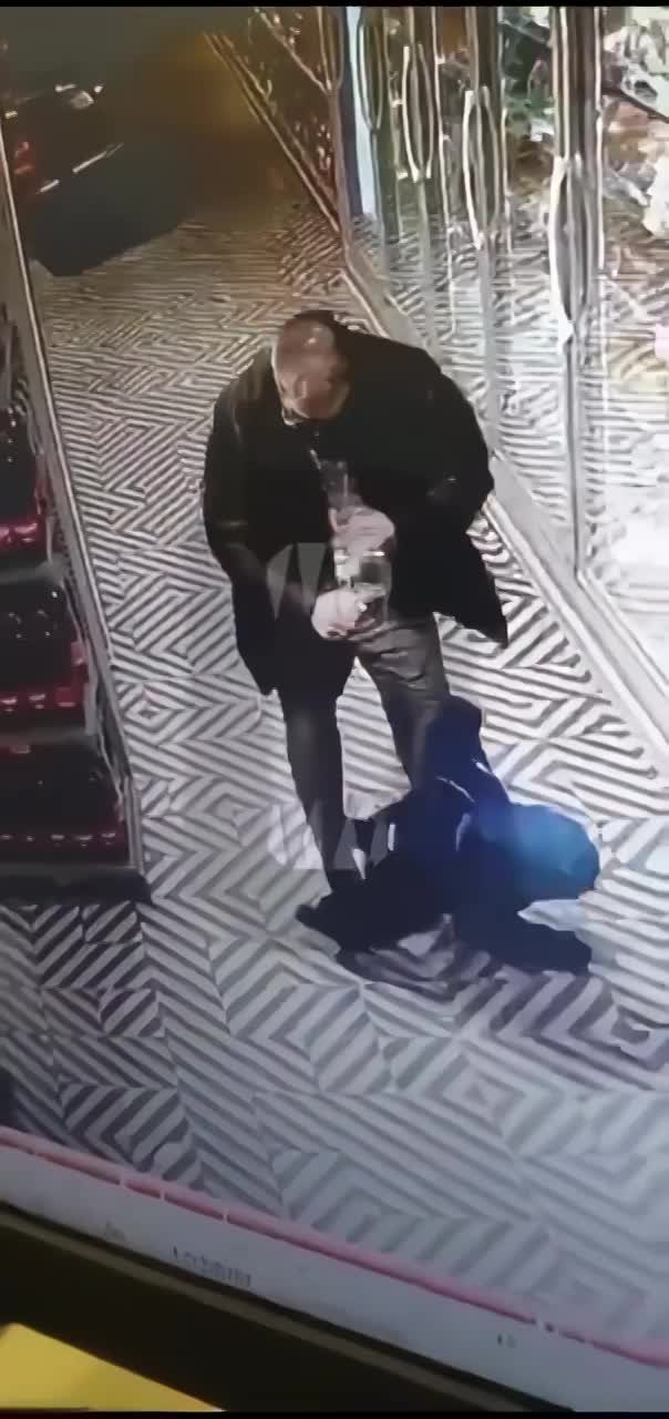 Drunk man in Russian mall punches child in the face - LiveGore.com