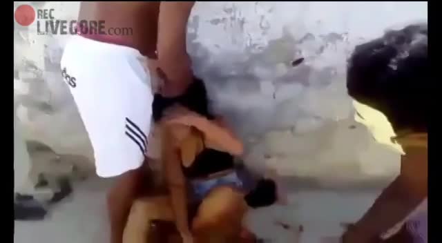 WOMAN STRIPPED NAKED AND BEATEN IN BRAZIL - LiveGore.com 