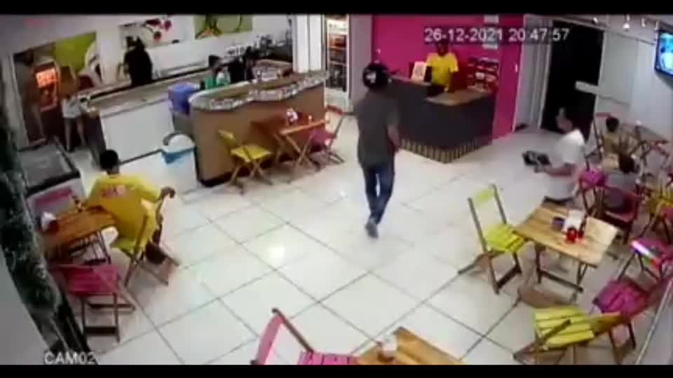 Robber Meet His Karma While Robbering - LiveGore.com 