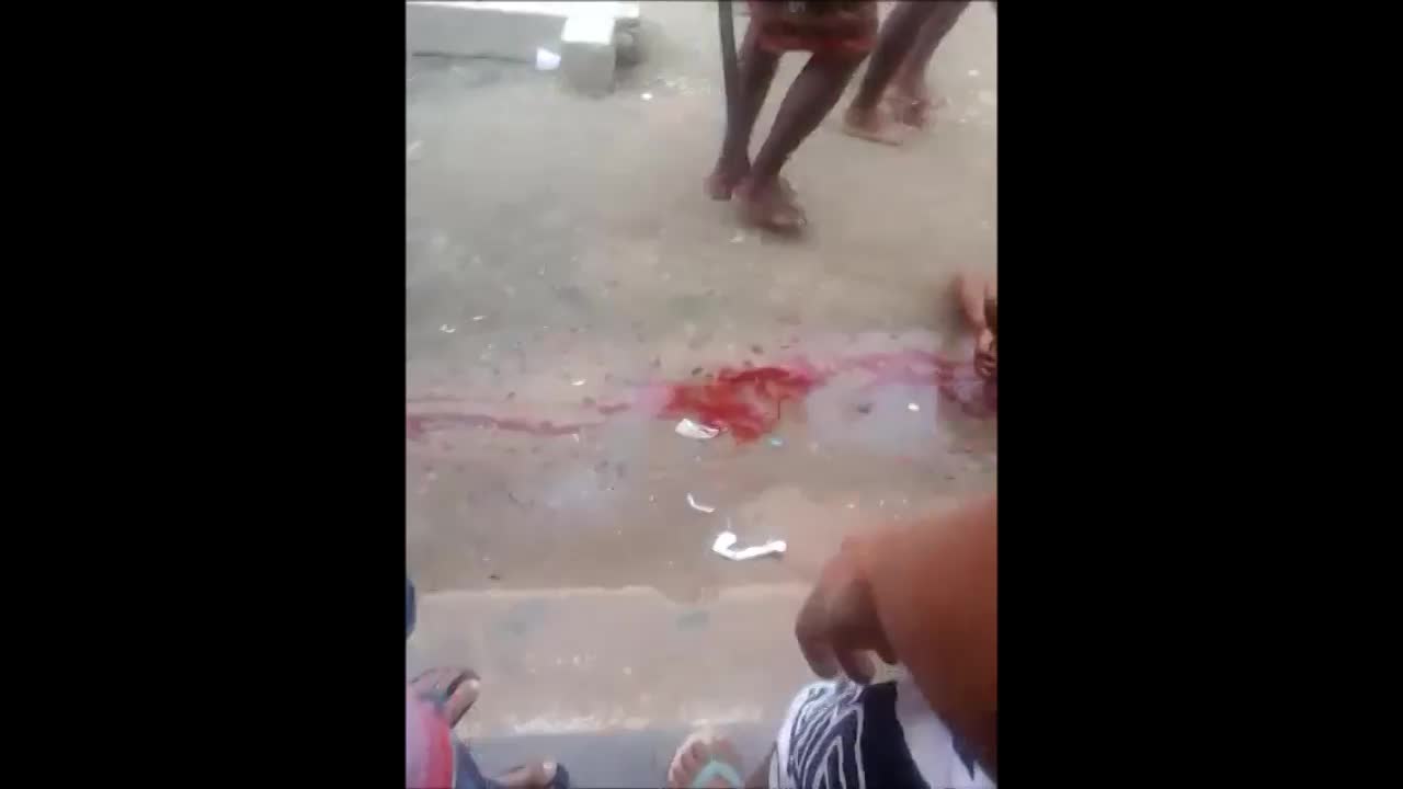 BRUTAL VIDEO SHOWS MAN BEING DRAGGED AND KILLED BY MACHETE AND KNIFE BLOWS - LiveGore.com