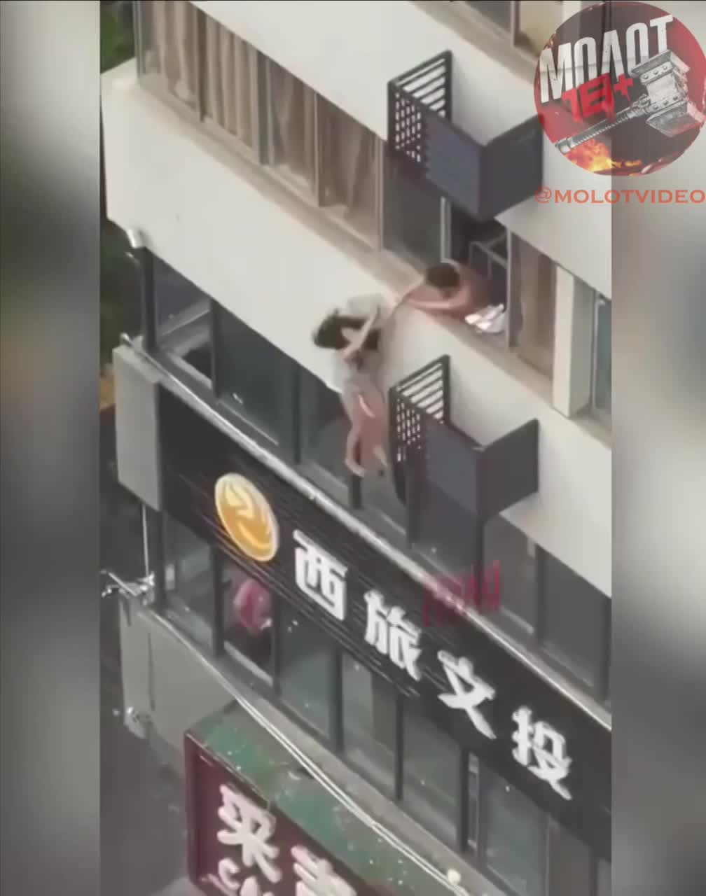 Chinese girl jumps from apartment - LiveGore.com