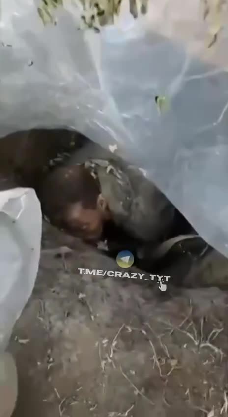 Dead russian soldier chills on his little hole 