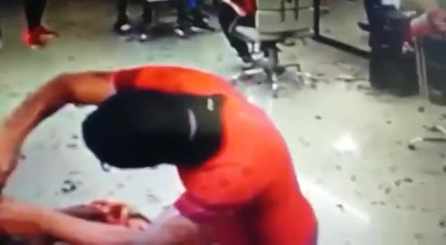 Colombian man executed while getting haircut - LiveGore.com