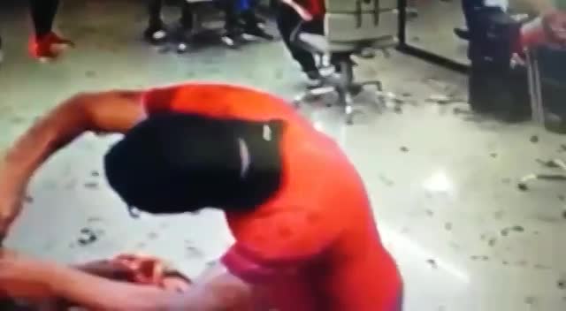 Colombian man executed while getting haircut - LiveGore.com Colombian man executed while getting haircut - LiveGore.com